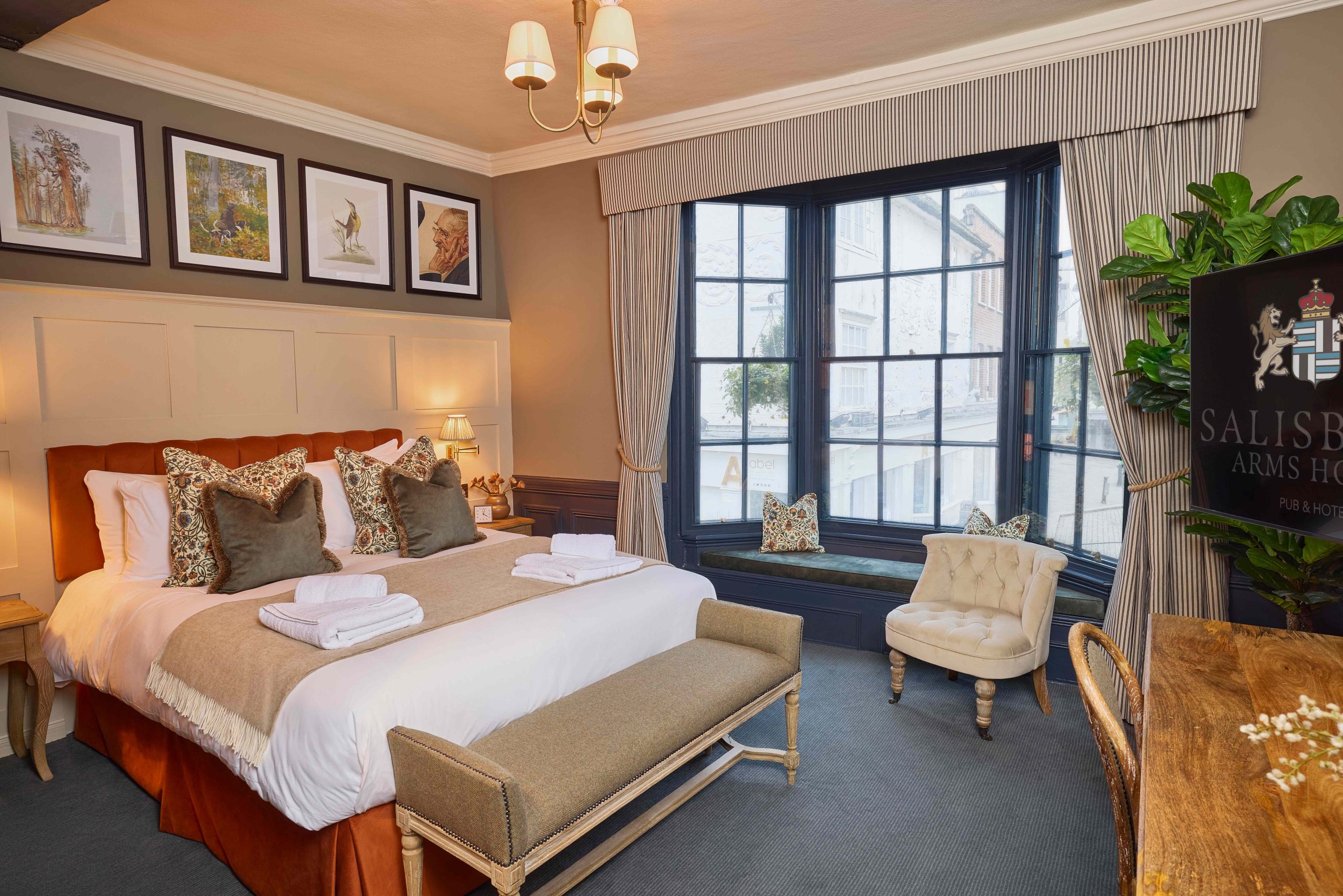 deluxe king rooms The Salisbury Arms Hotel Hertford - Hotel Rooms McMullen Brewery.